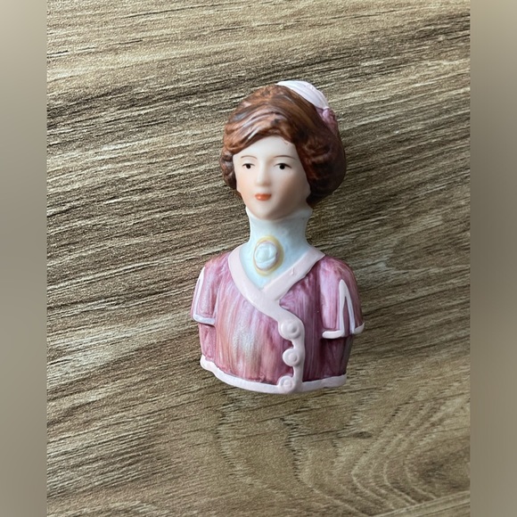 Vintage AVON American Fashion Silhouette Thimble Circa 1900 BOX & DUST BAG 1982 - Picture 3 of 5